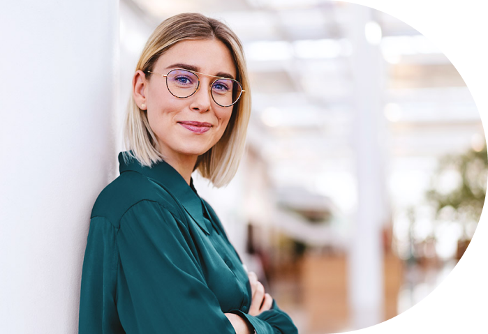 Femmes portant des lunettes qui sourient