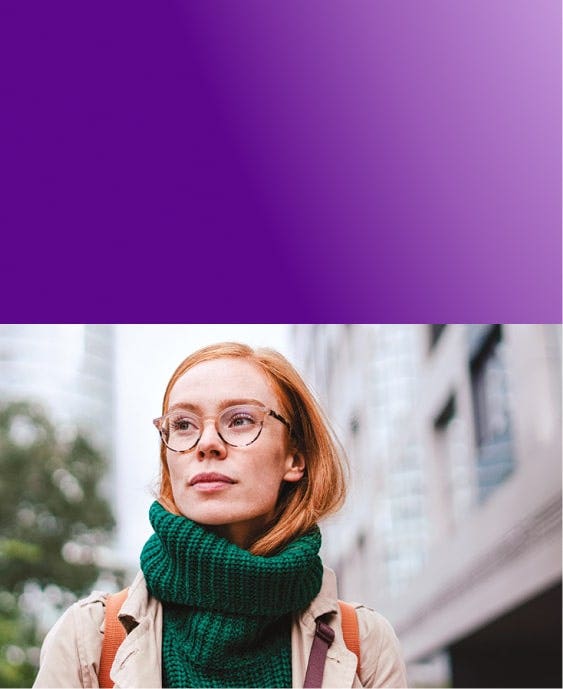 Femme marchant dans la rue